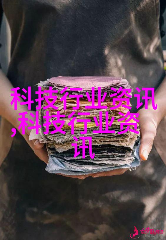 一位小女孩坐在长椅上，看着远方微笑；身后是一片绿意盎然的小公园，是 a 组 fill 的完美例子。